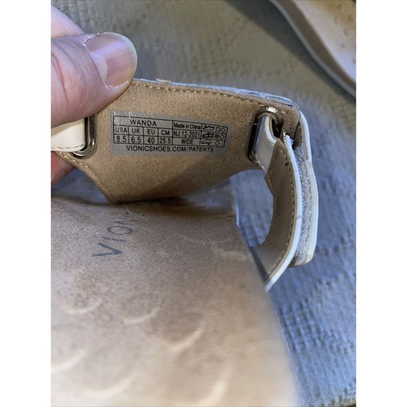 Vionic Thong Sandals Women’s Size 8.5 Medium Beige Leather Side Straps Beach - Picture 3 of 12